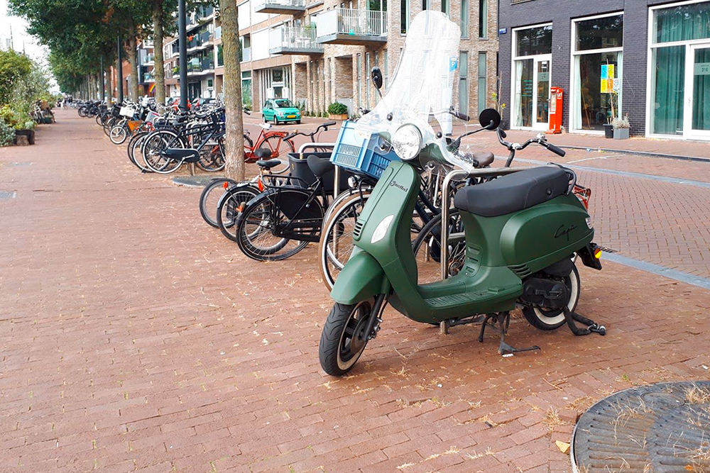 Еще один популярный вид транспорта в Амстердаме — мопед