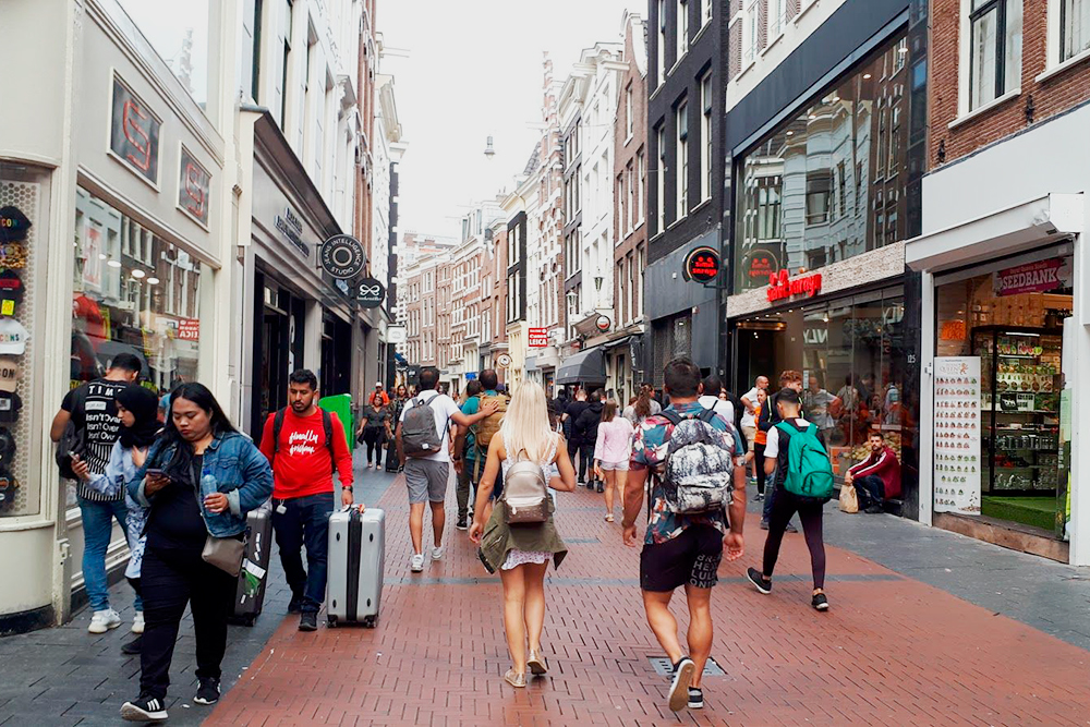 Ньивендейк (Nieuwendijk) — центральная улица со множеством магазинов
