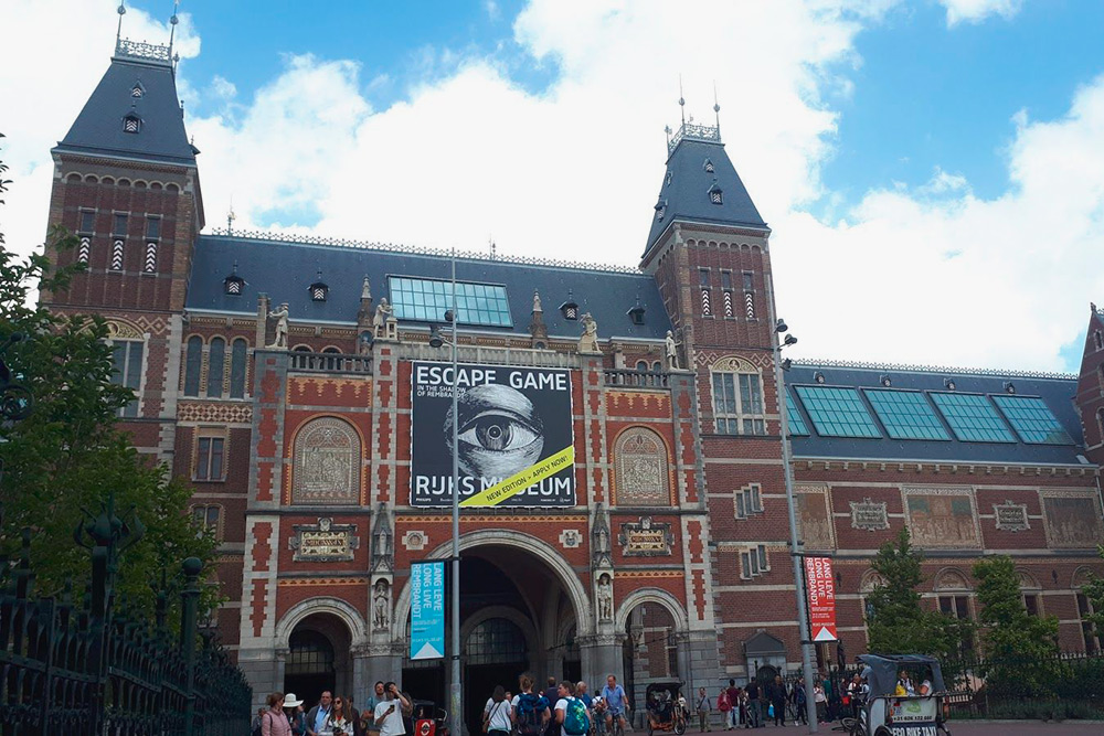 До декабря 2018 года на этом месте находилась надпись I am Amsterdam, но из-за массового скопления туристов ее демонтировали. Где теперь надпись — неизвестно, власти хотят возить ее по нетуристическим местам для привлечения внимания