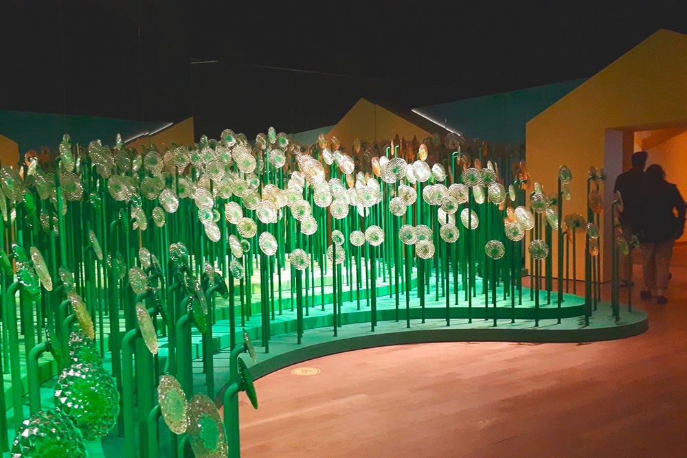 Экспозиция из стеклянных цветов в музее Ван Гога