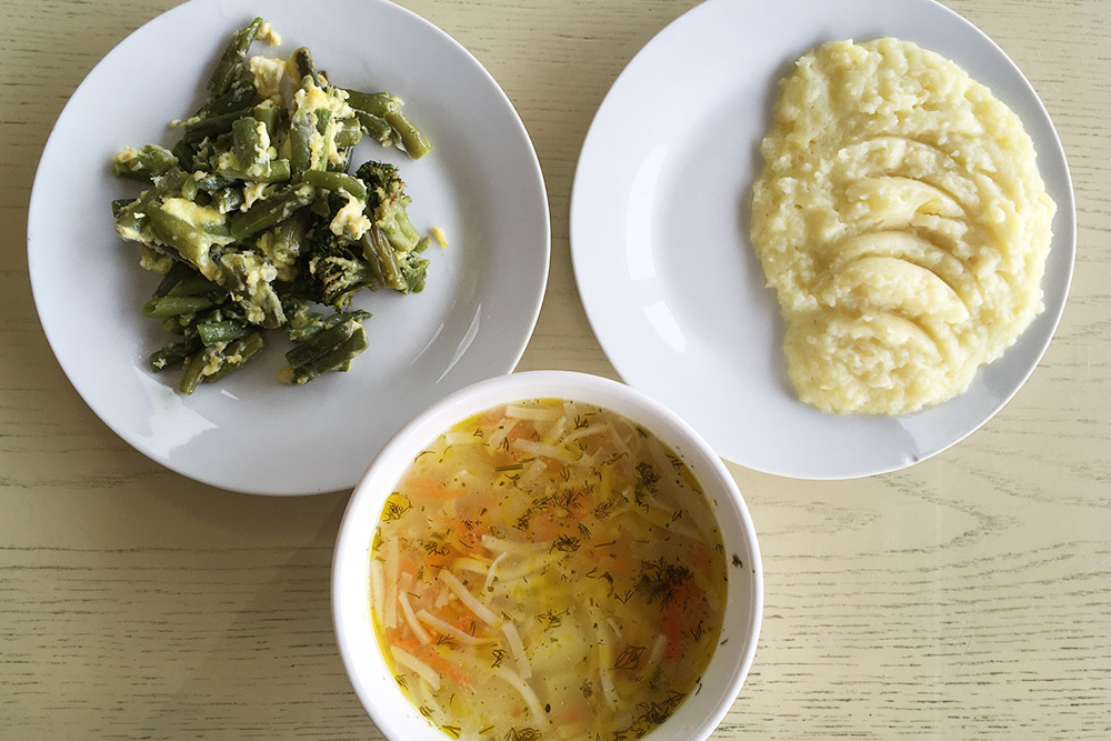 Обед в местной столовой: суп⁠-⁠лапша, пюре и тушеная фасоль