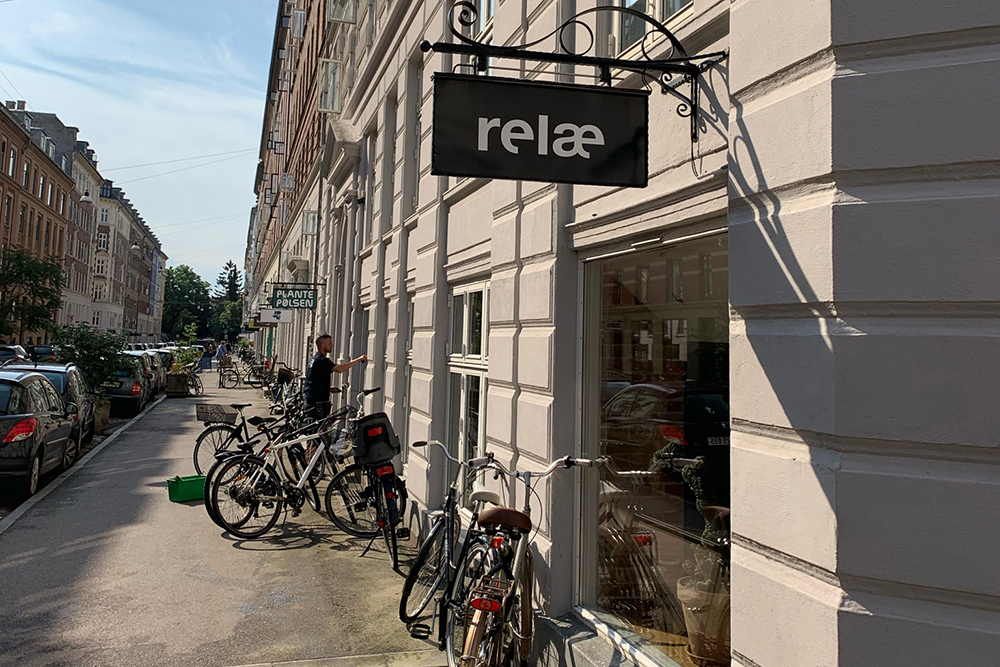 Проект Relae в Копенгагене — не просто ресторан, а сообщество, которое объединяет три направления: кухню, производство и выращивание своих продуктов и натуральное вино, сделанное с минимальным химическим и технологическим вмешательством в процесс производства вина