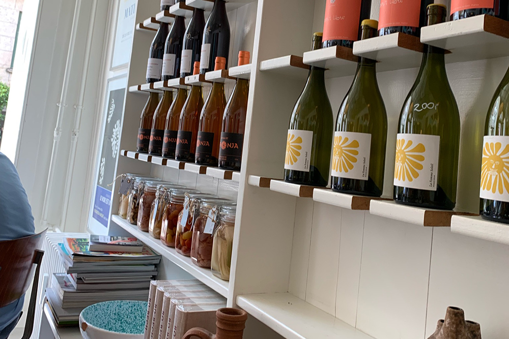 Проект Relae в Копенгагене — не просто ресторан, а сообщество, которое объединяет три направления: кухню, производство и выращивание своих продуктов и натуральное вино, сделанное с минимальным химическим и технологическим вмешательством в процесс производства вина