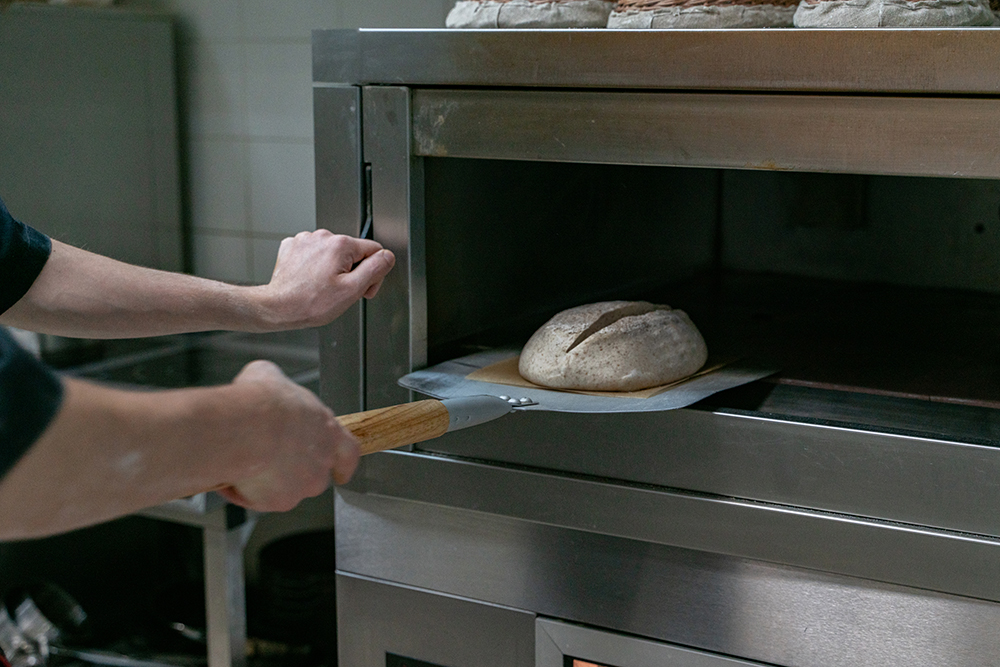 Тесто для будущего тартина ферментируется от 17 до 24 часов в холоде. Затем получившийся полуфабрикат загружаем в печь при 280 °С и выпекаем. Фото: Виктор Юльев