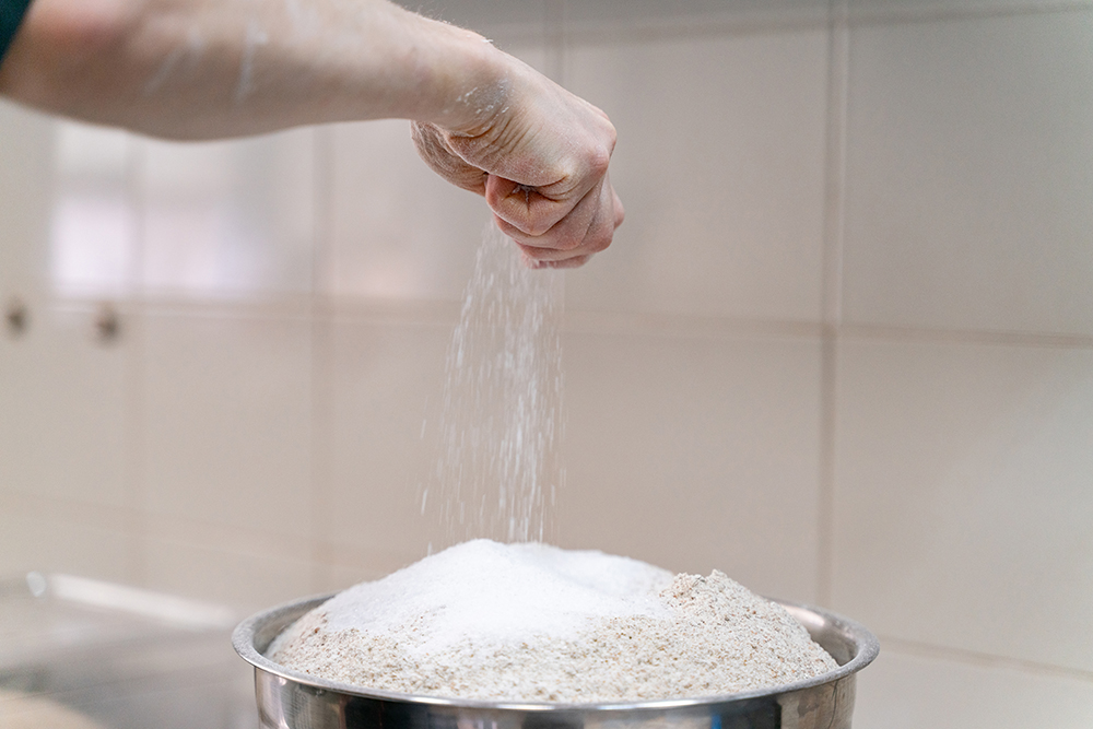 Процесс приготовления хлеба начинается с взвешивания сухих ингредиентов — здесь два вида муки и белый солод. Фото: Виктор Юльев