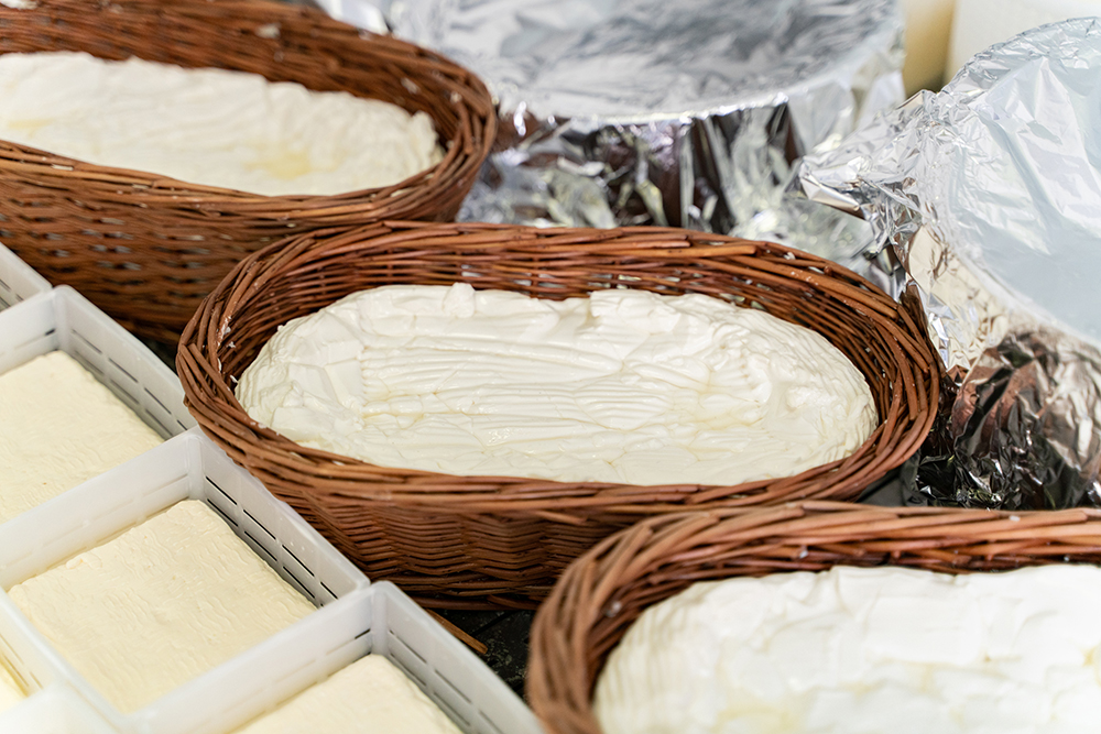 Эти же корзинки послужили шаблоном для формы сыра из овечьего молока. Фото: Виктор Юльев