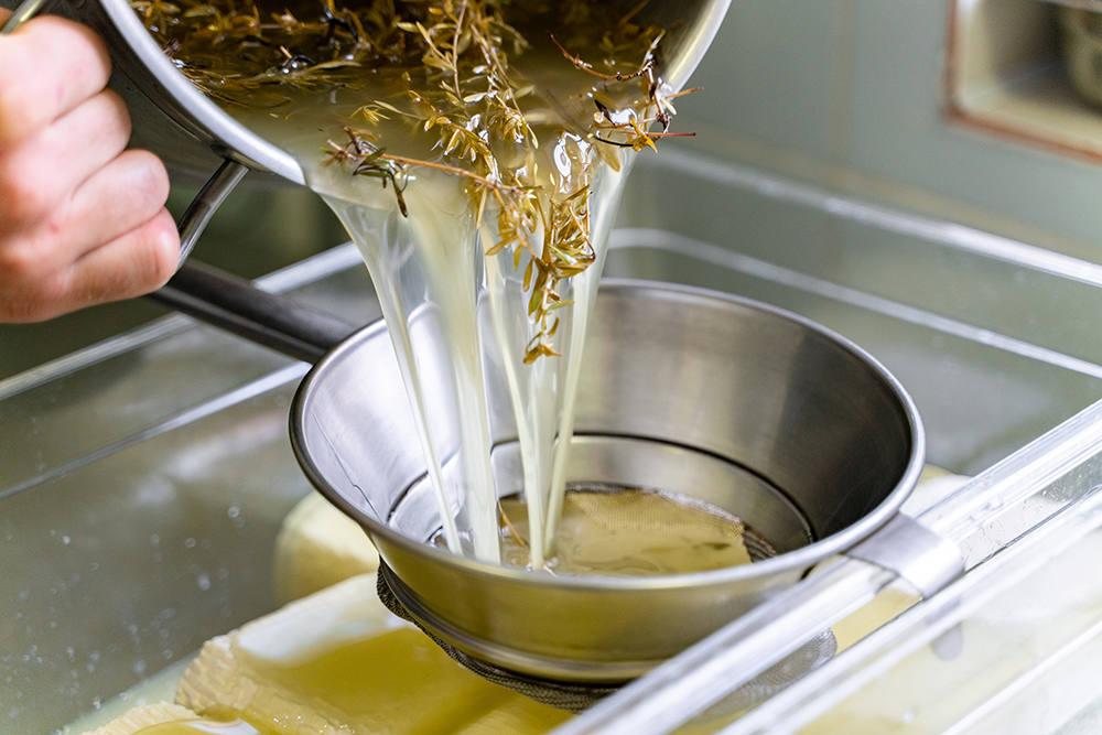 Масло для феты процеживают, затем заливают им сыр. Фото: Виктор Юльев