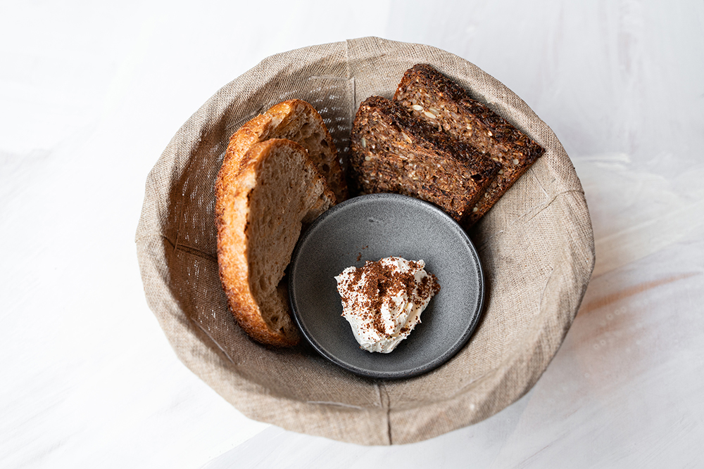 Наша хлебная корзина — в нее входит масло, два кусочка тартина и два кусочка датского хлеба. Стоит 190 ₽