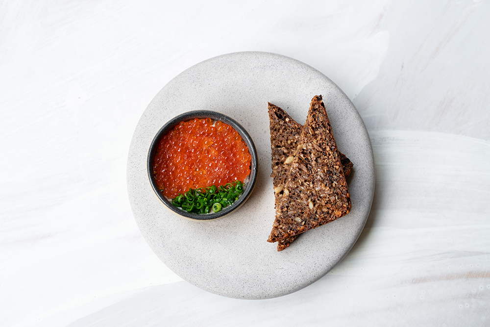 Блюдо из меню ресторана: крем из печени трески с двумя видами икры и датским хлебом