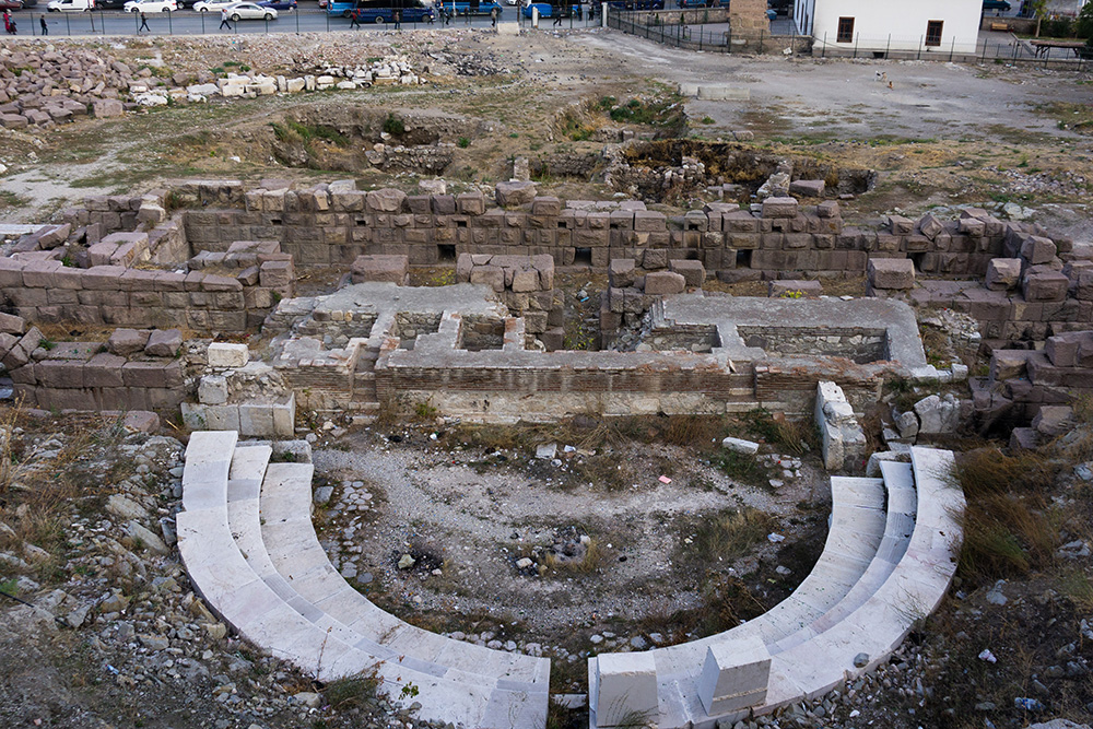 Римские развалины в Анкаре — остатки амфитеатра рядом с современной автостоянкой