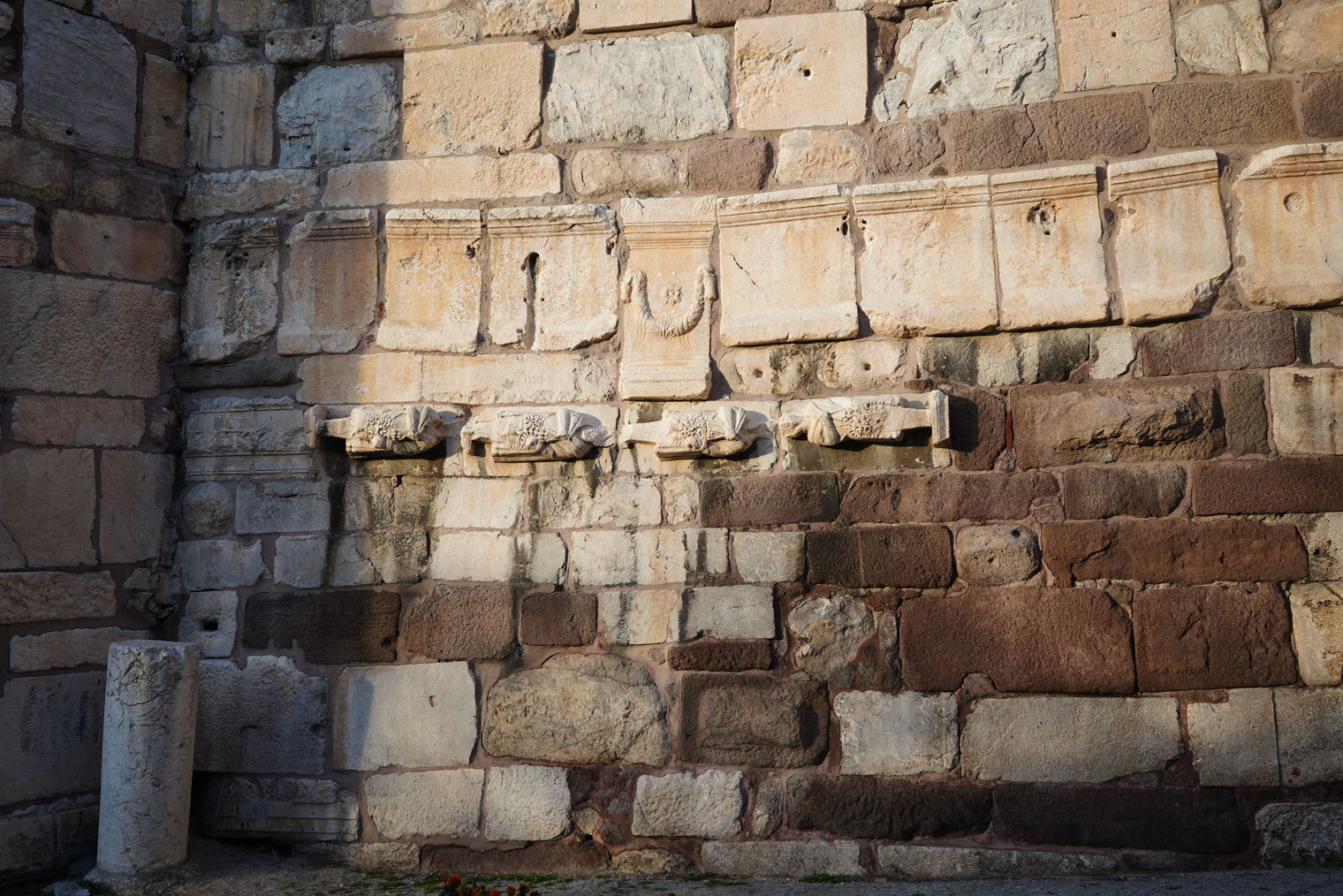 В 8⁠—⁠9 веках для ремонта крепостной стены использовали древнеримские саркофаги, мраморные блоки римских памятников и капители колонн