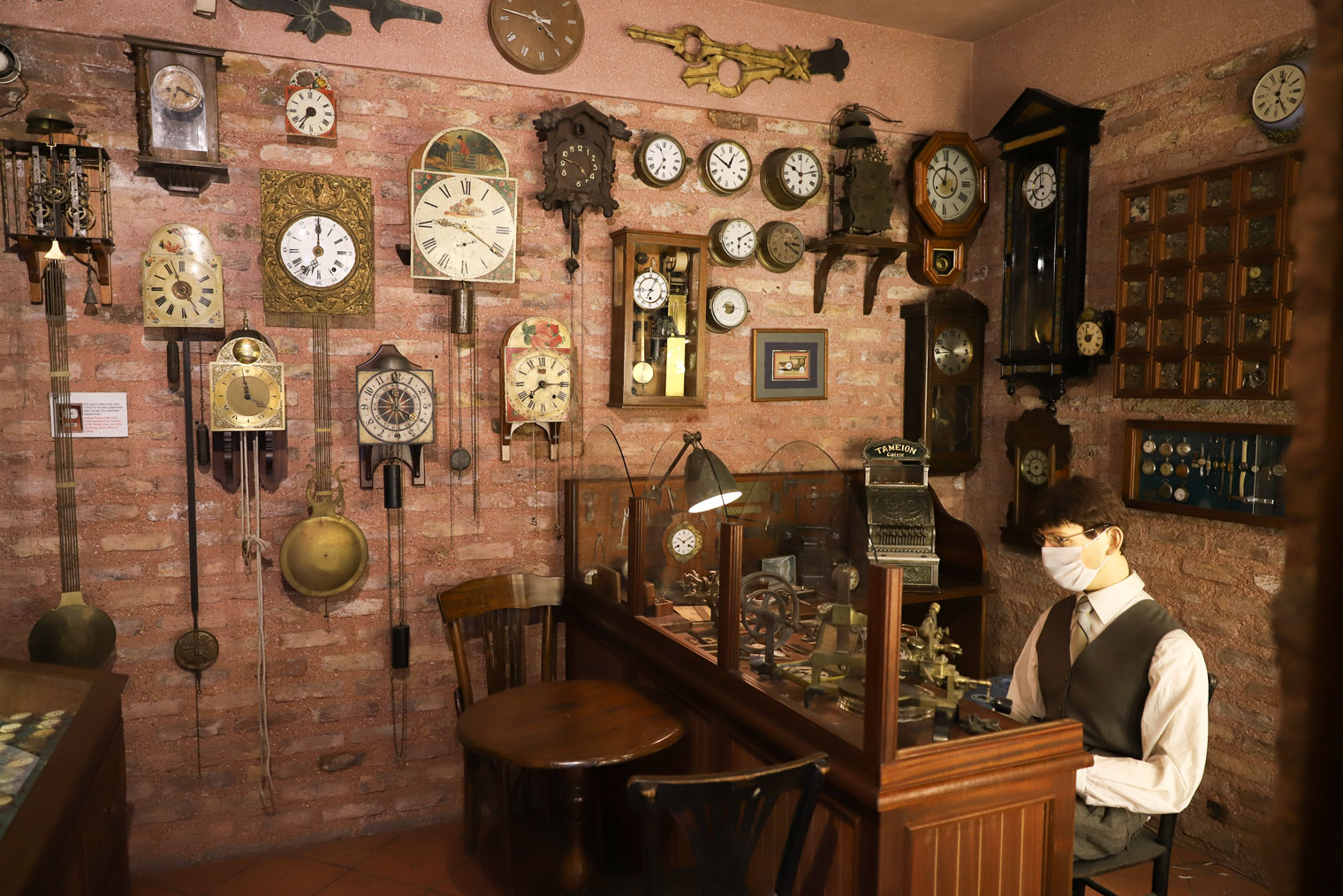 Фигура часовщика и старинные часы. Фото: EvrenKalinbacak / Shutterstock