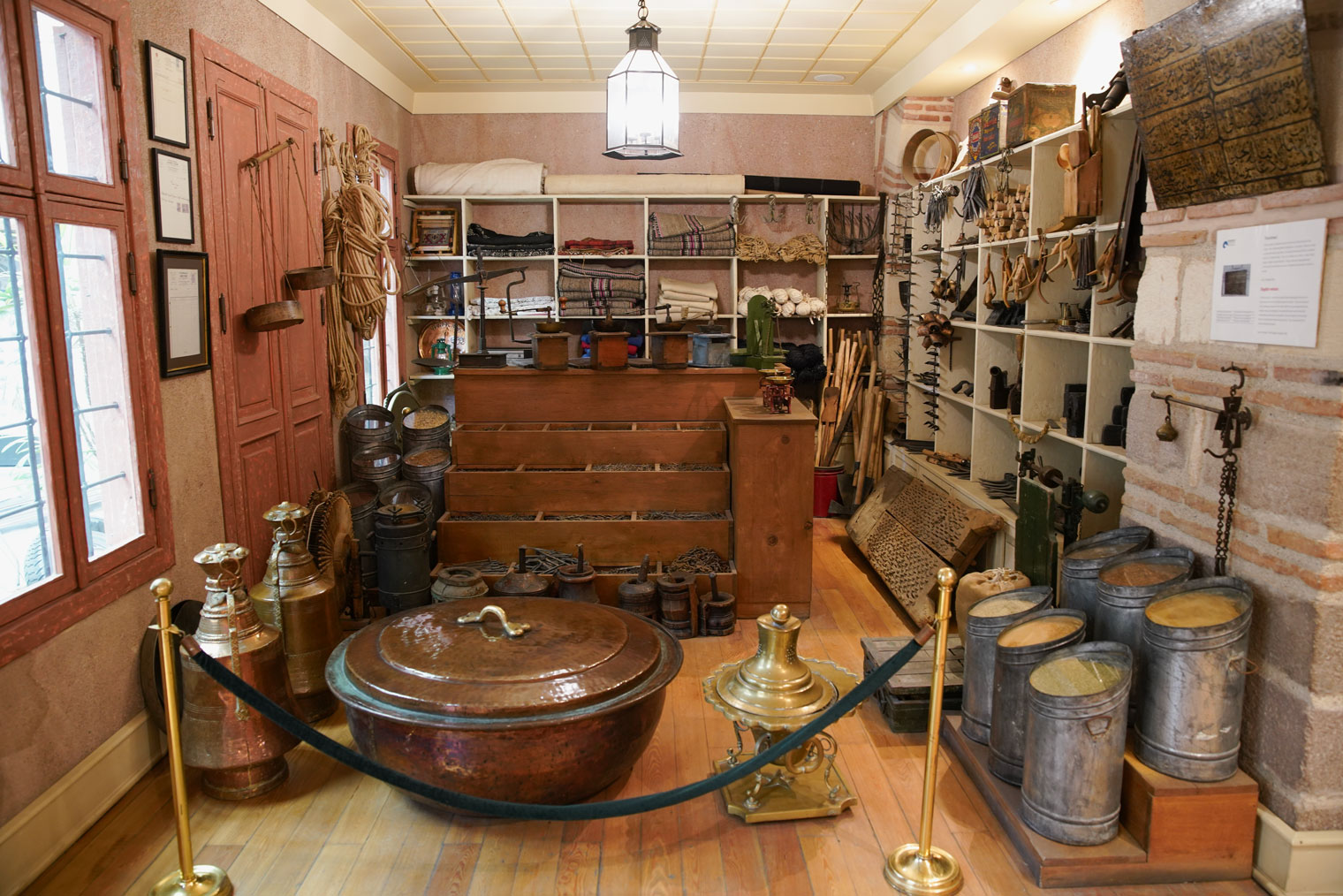 Интерьер магазина в экспозиции музея. Фото: EvrenKalinbacak / Shutterstock