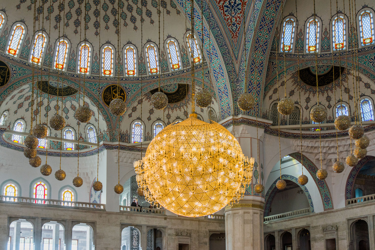 Люстра в мечети. Фото: cemagraphics / iStock