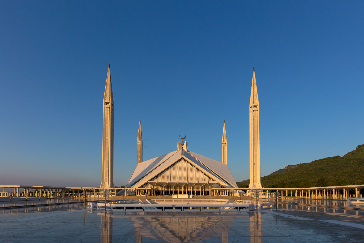 Мечеть Фейсала в Исламабаде. Так бы выглядела мечеть Коджатепе, если бы первый проект согласовали. Фото: tariq sulemani / iStock
