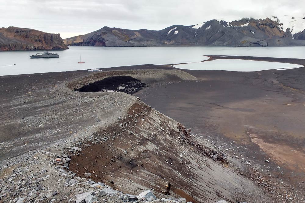 Это я стою на острове-вулкане Десепшн. Принято считать, что Антарктида полностью покрыта снегом и льдом. Но вблизи побережья Антарктического полуострова, например в архипелаге Южных Шетландских островов, климат более-менее комфортный, именно поэтому большая часть научных баз размещается именно там