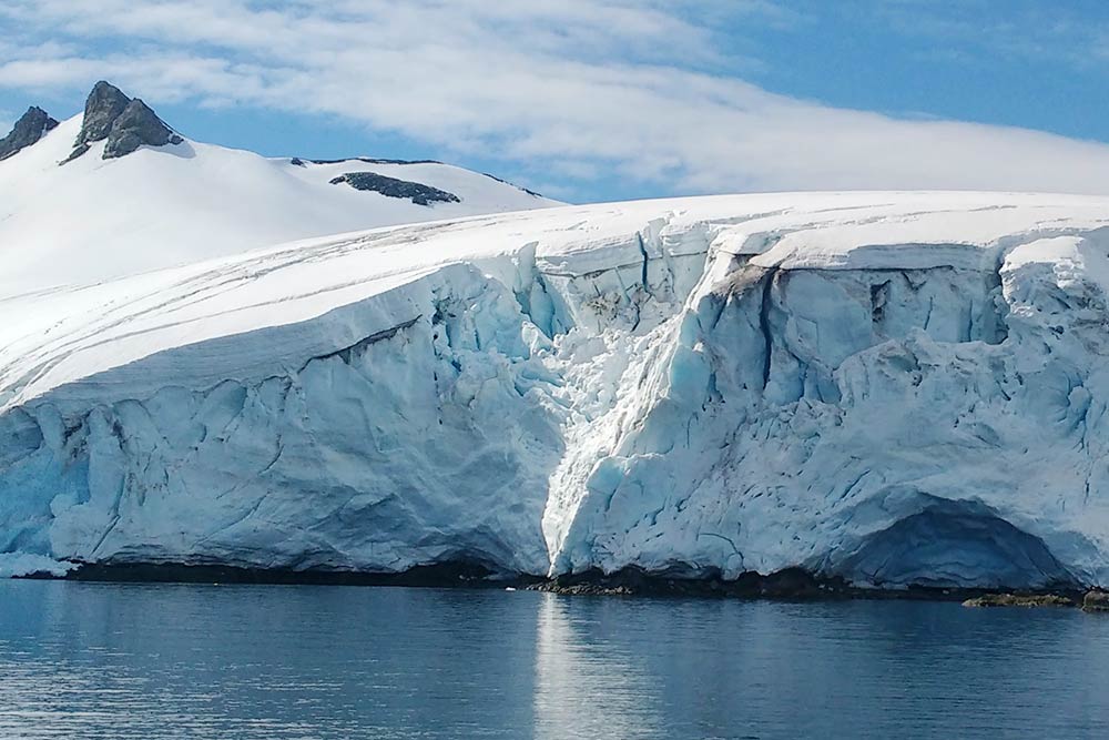 Небольшой ледник на острове Гринвич. Приближаться чересчур близко к ледяным стенам опасно из-за периодически откалывающихся кусков