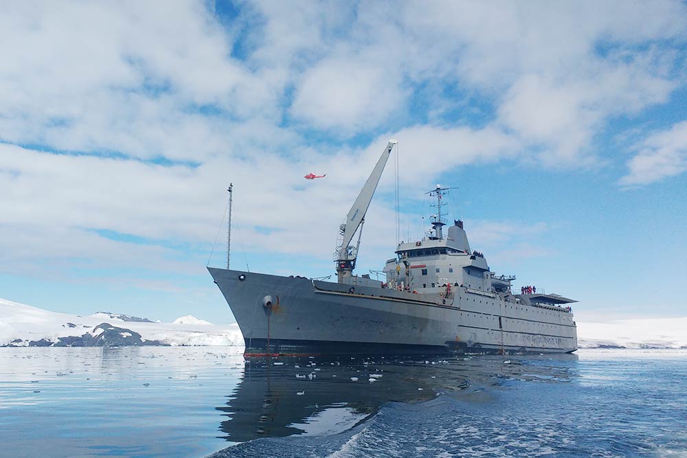 Это «Акилес» — военно-транспортный корабль, на котором я доплыл до берегов Антарктиды