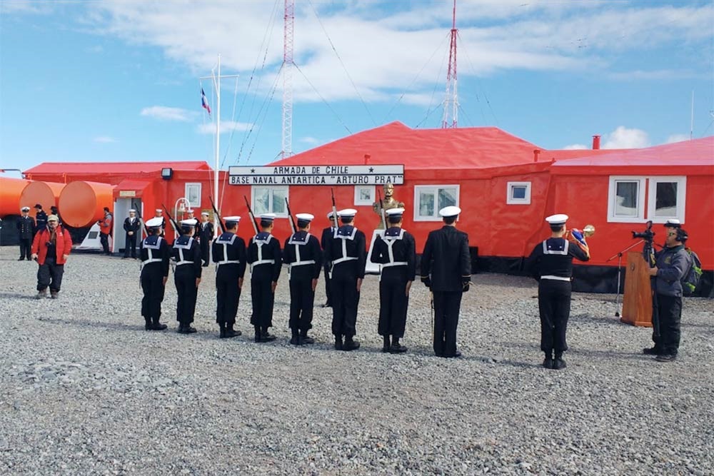Военная церемония на станции «Артуро Прат». Это старейшая чилийская антарктическая база, основанная в 1947 году