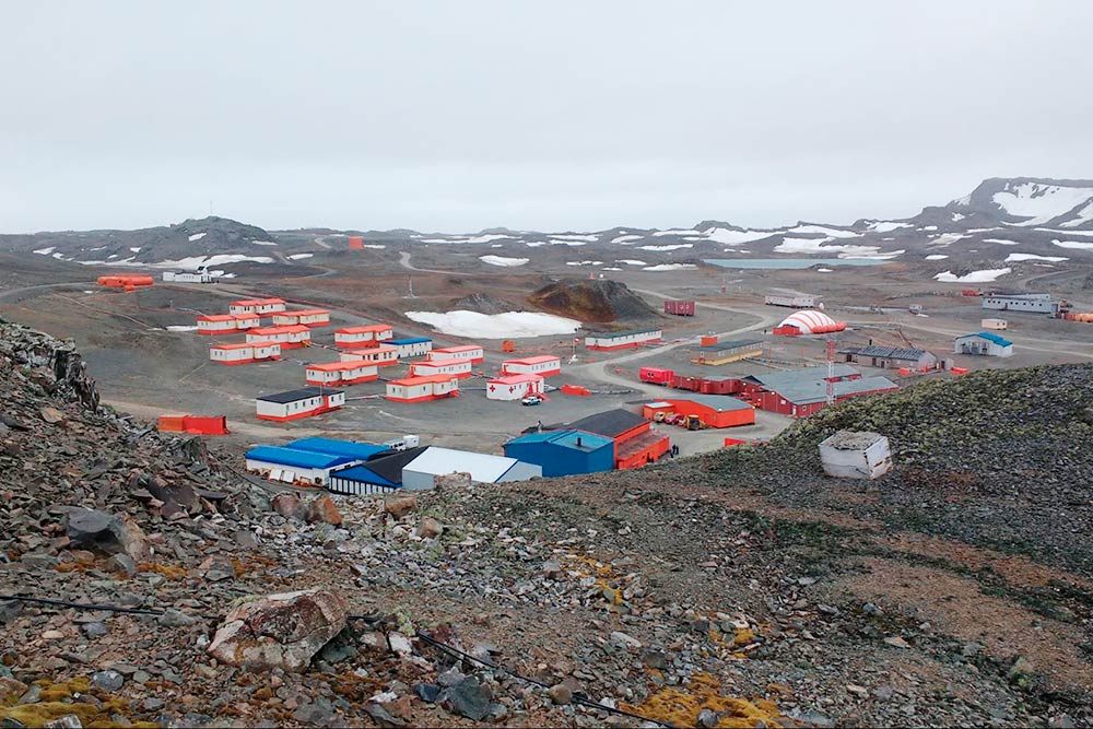 Вилья-лас-Эстрельяс — чилийское гражданское поселение в Антарктике, которое функционирует круглый год. Там есть детский сад, школа, католическая часовня, супермаркет и почта. Работают радио, телевидение и мобильная связь