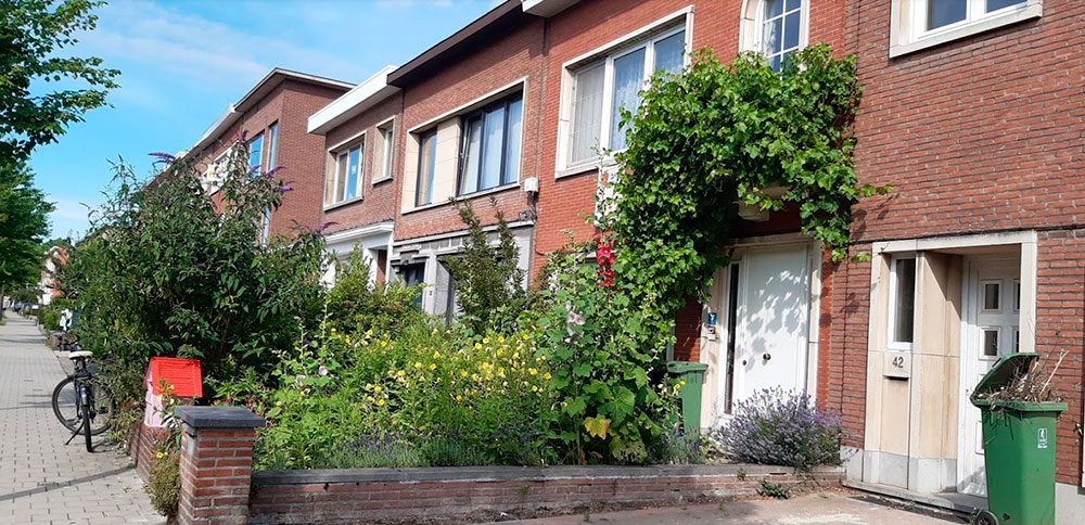 Так выглядит обычный жилой район Антверпена. Обычно это узенькие дома на два⁠-⁠три этажа, в каждом из которых живет одна семья. Дома плотно примыкают друг другу, образуя так называемый сплошной фасад, как в Амстердаме