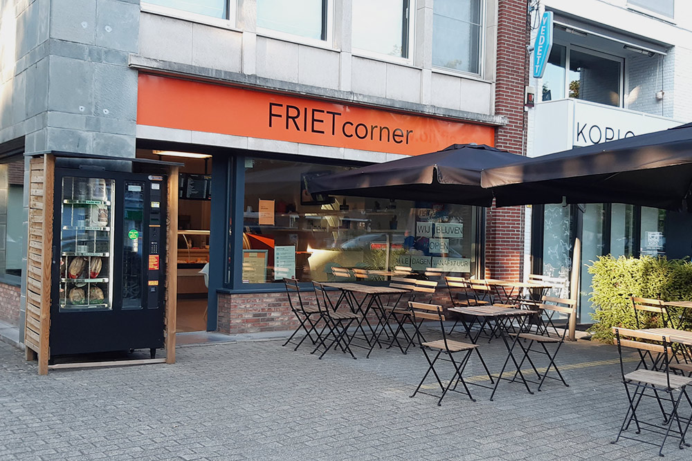 Типичная фритюрная на районе — там можно купить традиционную бельгийскую картошку фри навынос. А слева от входа автомат, где можно купить хлеб