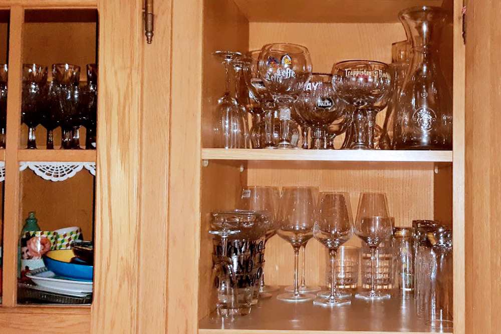 Типичный шкаф с посудой в бельгийском доме: для различных пивных стаканов отведена целая полка