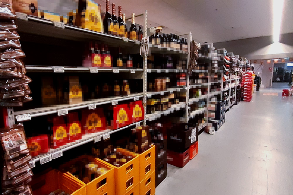 В каждом бельгийском продуктовом магазине местное пиво представлено огромными стеллажами