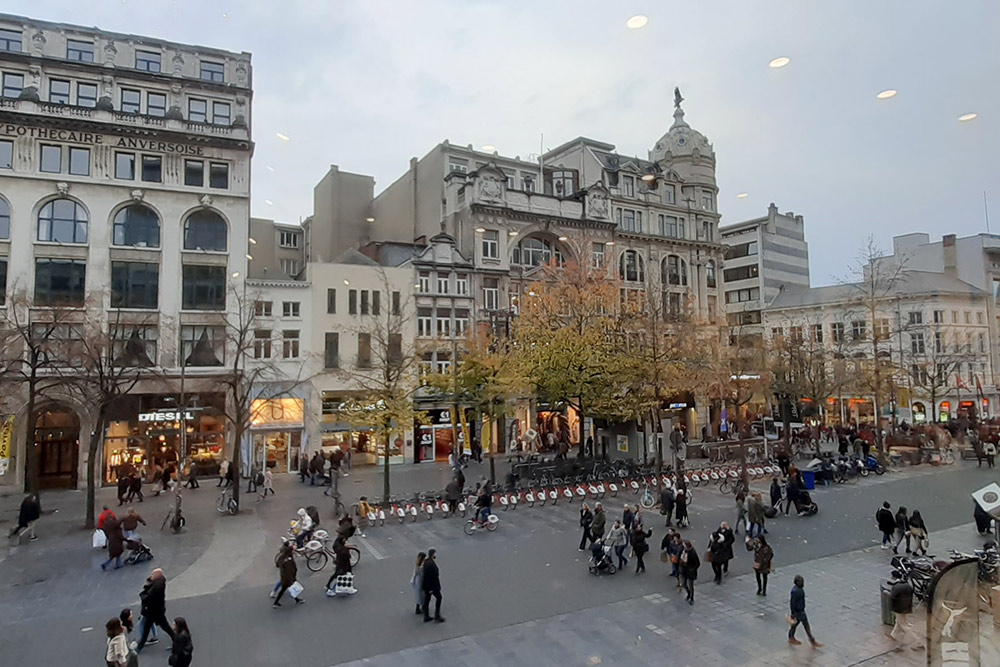 Это главная торговая улица Мейр в Антверпене