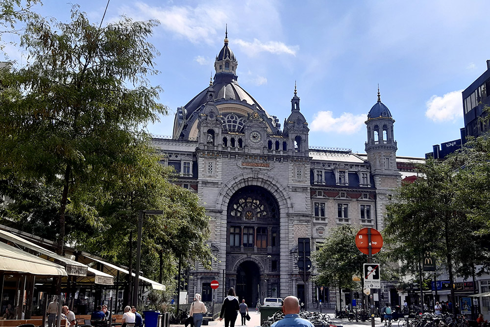 Центральный железнодорожный вокзал Антверпена построили только в начале 20 века, но все равно он многократно входил в рейтинг красивейших зданий в мире