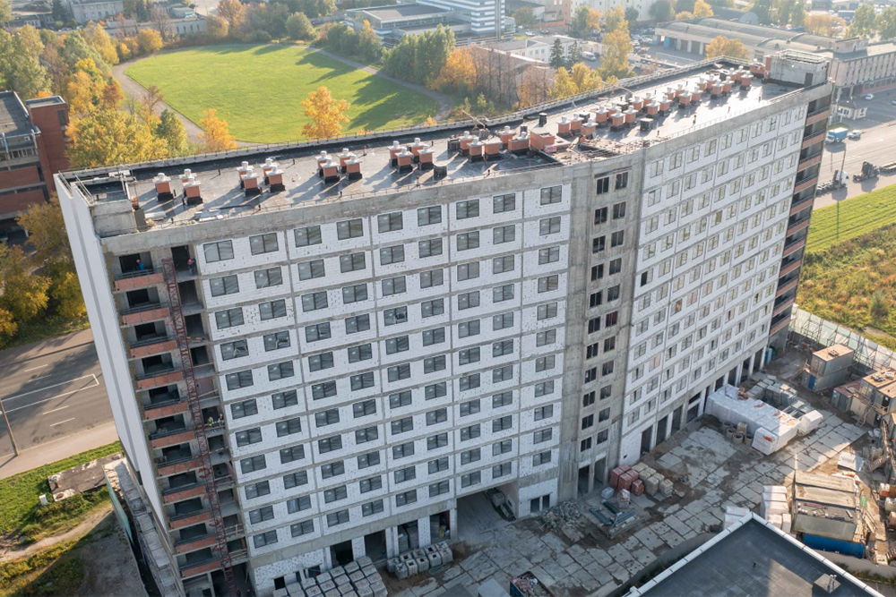 Так выглядело здание на момент покупки, в октябре 2021 года. Наша квартира выходит на солнечную сторону — с видом на поле с беговой дорожкой. Источник: avenirspb.ru