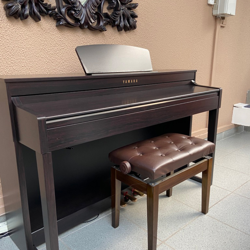 Это пианино в лобби отеля. Сама я играть не умею, но часто, пока я работала, кто⁠-⁠то из гостей приходил и играл