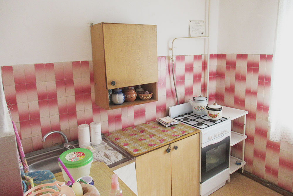 На кухне была советская плитка и шкафы с ненужной посудой