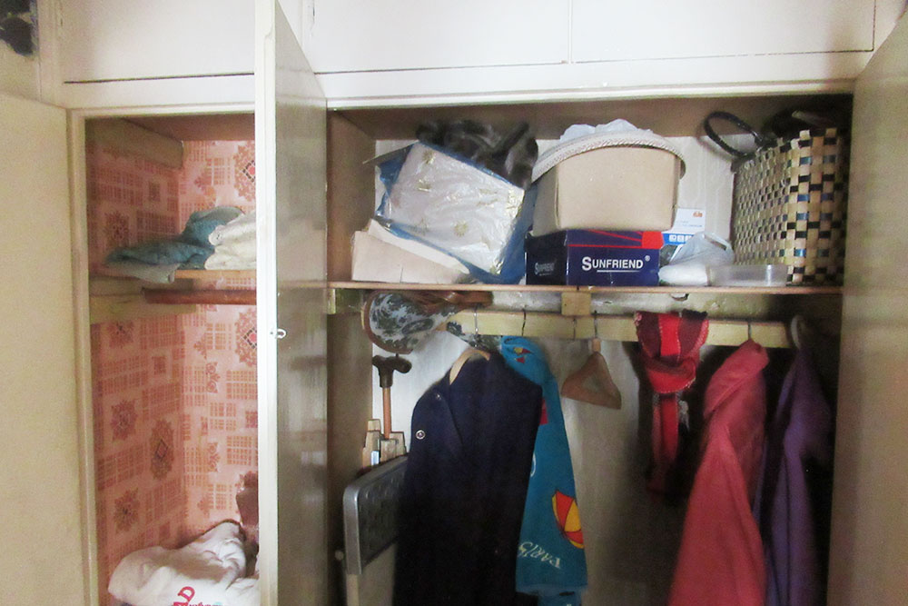 В квартире было два встроенных шкафа со старой одеждой и хламом — так называемые кладовые