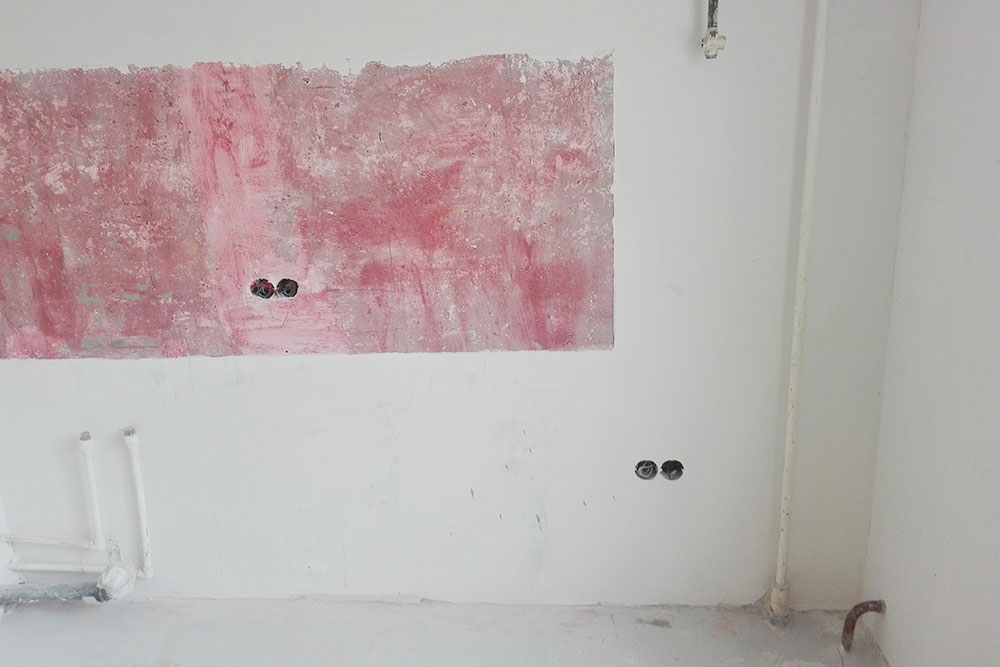 А так — после. Теперь стены можно было оклеивать обоями или красить, а на красную часть с бетоноконтактом — класть плитку