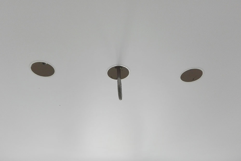 Чтобы повесить гамак для аэройоги, в потолок вмонтировали три специальных болта