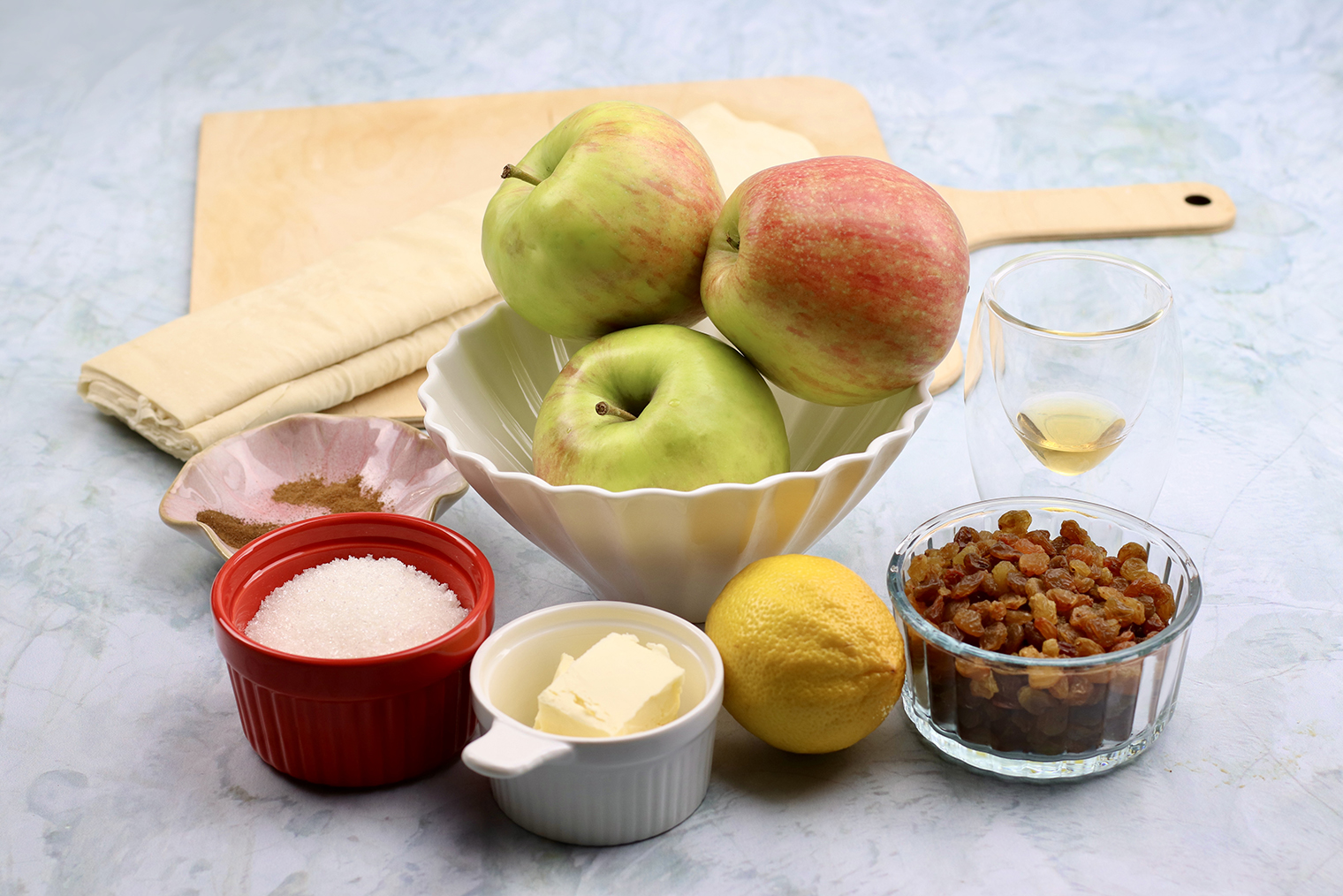 Ингредиенты для штруделя с яблоками и изюмом