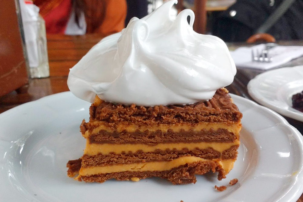 Пожалуй, самый вкусный десерт в Аргентине — «ла чокоторта». Торт, прослойки которого промазаны традиционной сладостью «дульсе де лече», похожей на вареную сгущенку