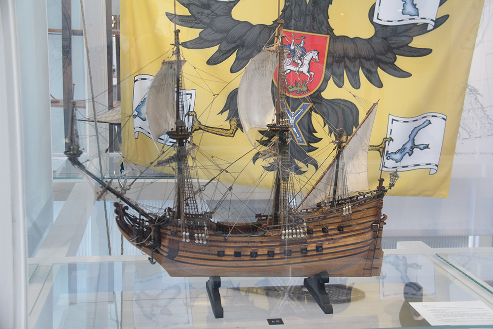 Линкор «Азов» построили в Архангельске в 1826 году. Это первый русский корабль, удостоенный кормового Георгиевского флага. Награду он получил за бой с пятью турецкими судами в Наваринском сражении