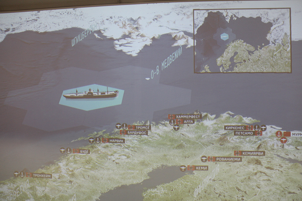 Игровое поле проецируется на большой экран, а управлять кораблями нужно при помощи сенсорного монитора