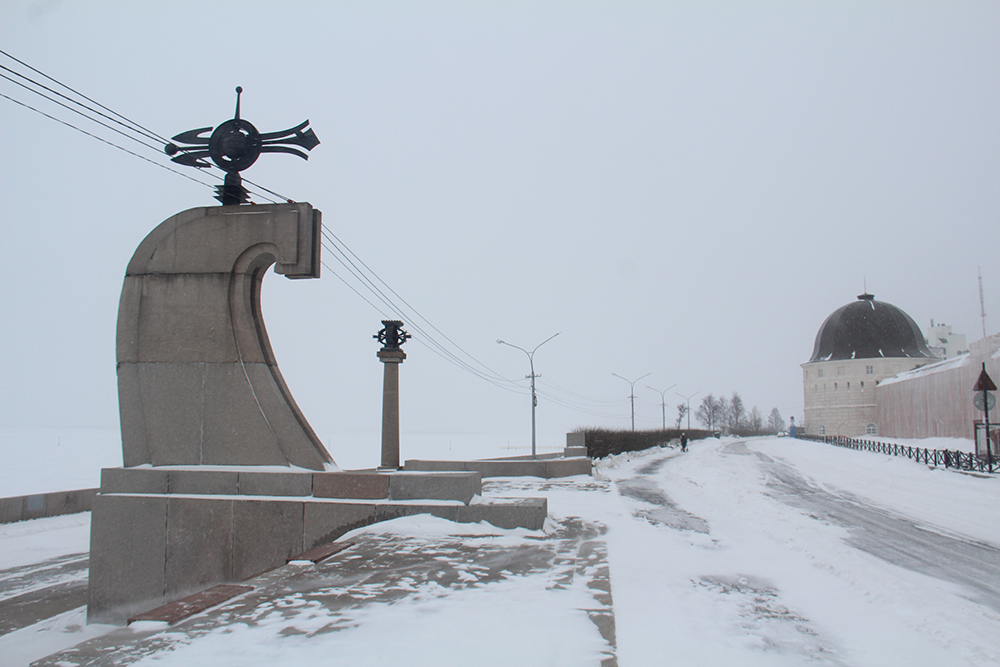 Рядом с музеем находится мыс Пур-Наволок. Здесь в 1584 году по приказу Ивана Грозного началось строительство Архангельска. Памятная стела по форме напоминает волну или носовую часть корабля