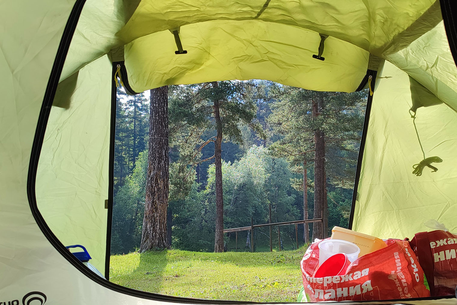 Нам с сестрой нравится просыпаться в палатке утром и слышать вокруг звуки природы