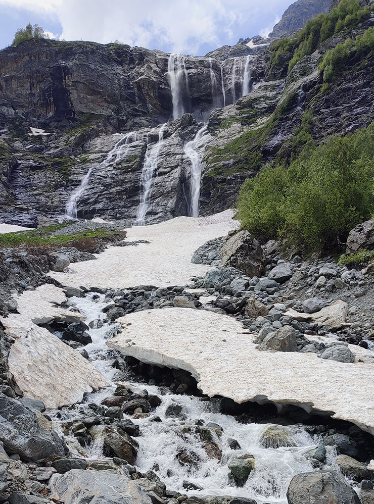 В конце июня на финальном подъеме к водопадам кое‑где еще лежал снег