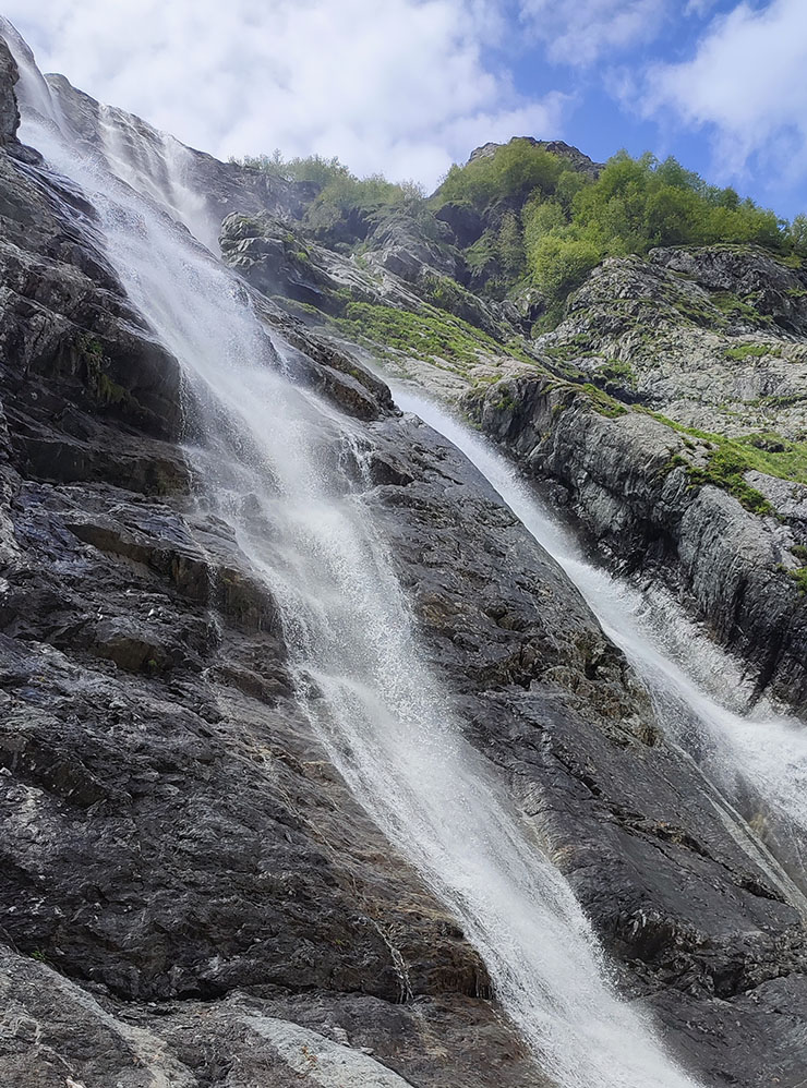 Один из Софийских водопадов. На фото он кажется узким и не очень интересным, но это обманчивое впечатление
