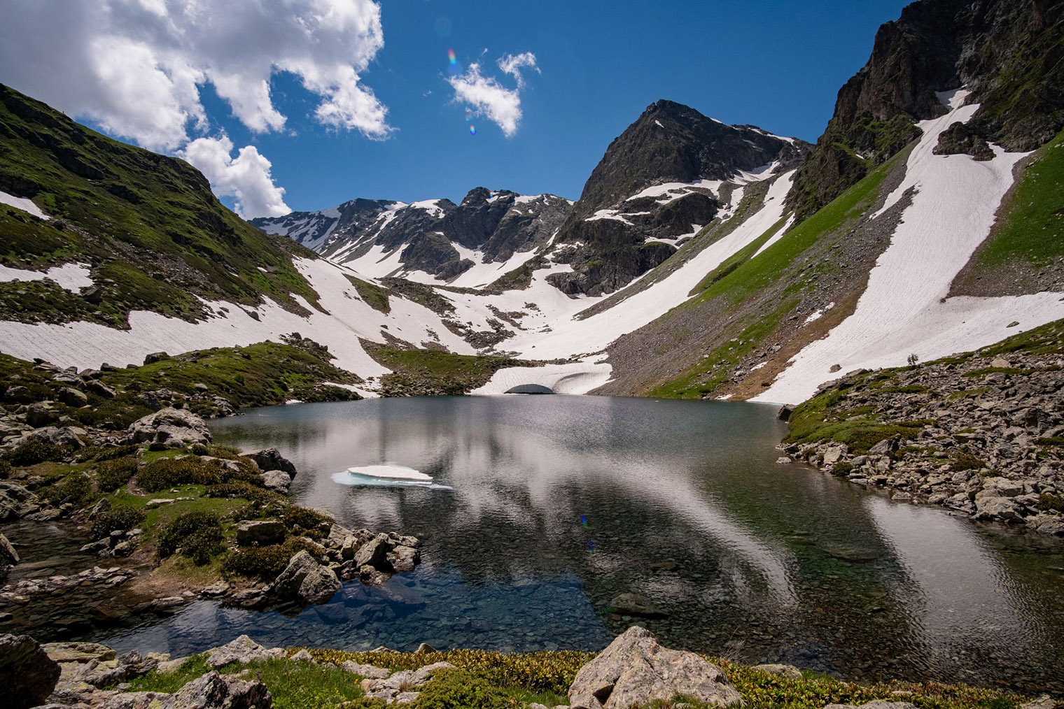 Семицветное озеро в окружении снегов. Источник: resort-arkhyz.ru