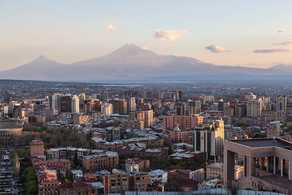 Вид с «Каскада» на город и Арарат. Источник: Nastya Smirnova RF / Shutterstock