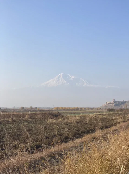 Гора находится на территории Турции, в 32 километрах от границы с Арменией