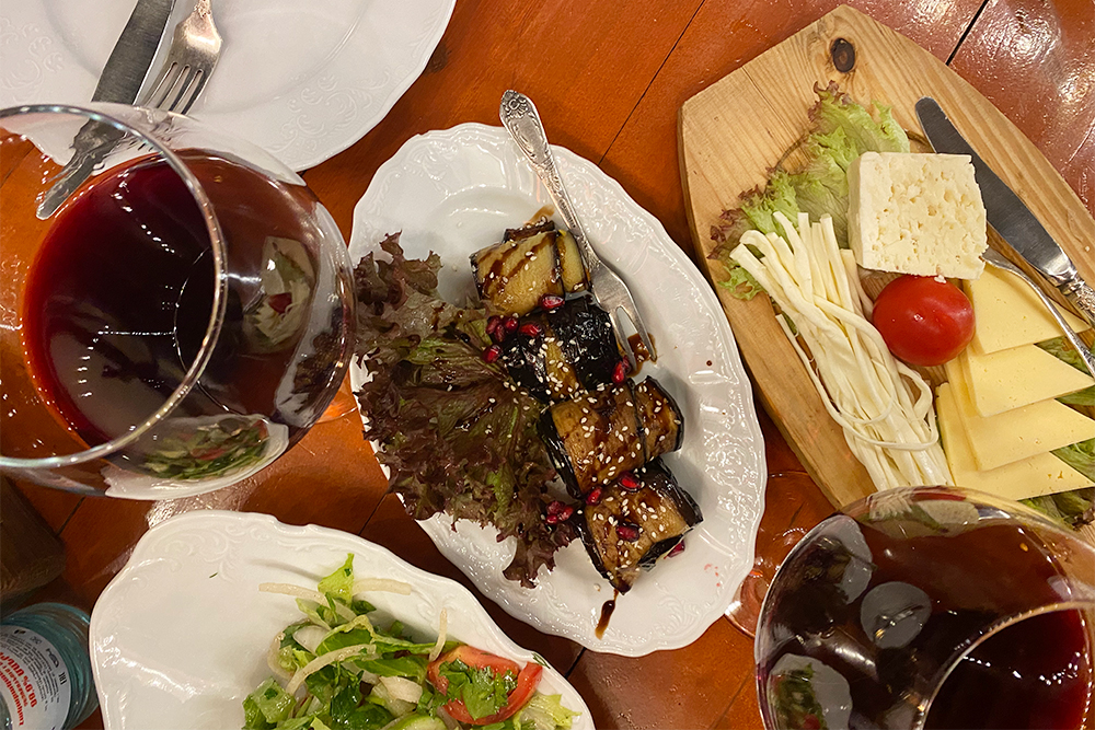 Рулеты из баклажанов, сырная тарелка и летний салат с домашним вином обошлись в 700 ₽