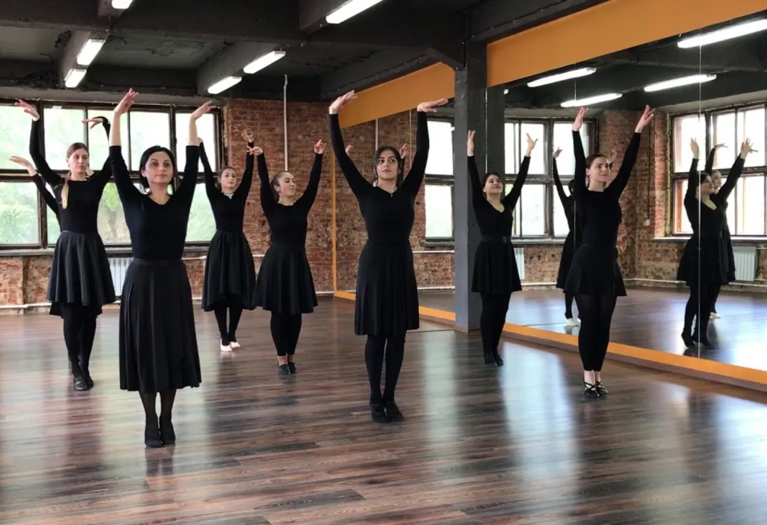 Танец для начинающих урок 1. Танцевальная школа лезгинка. Одежда для танцев лезгинка для девочек. Лезгинка репетиция. Одежда для кавказских танцев для тренировок.