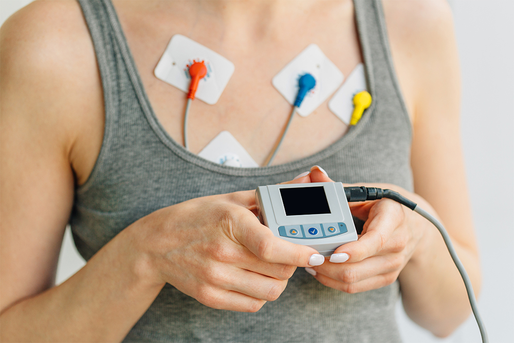 Так может выглядеть современный аппарат для холтеровского мониторирования сердечного ритма. Источник: Evgeniy Zhukov / Shutterstock